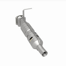 Load image into Gallery viewer, MagnaFlow 09-17 Ford F53 V10 6.8L Underbody Direct Fit Catalytic Converter