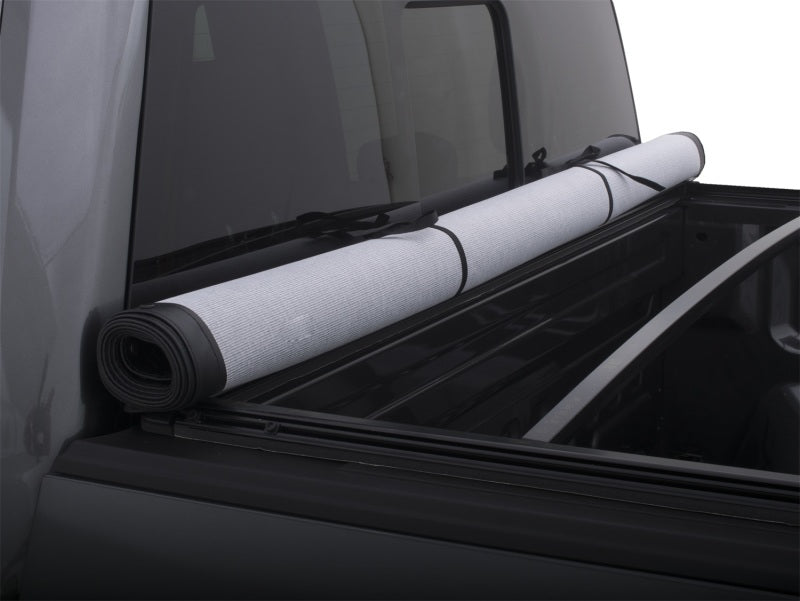 Lund 01-04 Nissan Frontier (5.5ft. Bed w/o Factory Bedliner) Genesis Snap Tonneau Cover - Black