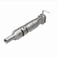 Load image into Gallery viewer, MagnaFlow 09-17 Ford F53 V10 6.8L Underbody Direct Fit Catalytic Converter